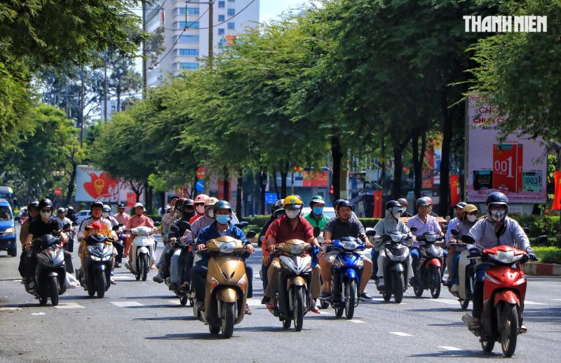 Đường phố TP.HCM mùng 2 tết: Nhiều người miệt mài mưu sinh dưới nắng chang chang- Ảnh 8.
