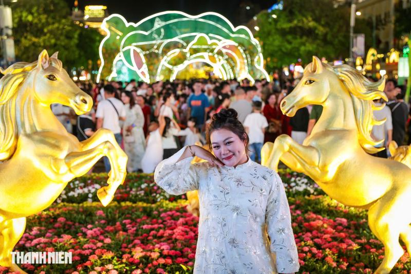 Hàng ngàn người đổ về tham quan đường hoa Nguyễn Huệ trong đêm khai mạc - Ảnh 7.