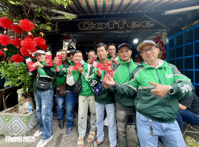 300 tài xế xe công nghệ cùng vỡ oà khui lì xì trong bữa cơm 28 tết - Ảnh 2.