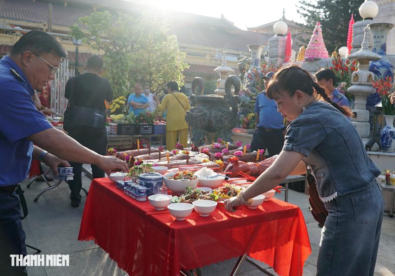 Lễ Kỳ Yên chợ Bình Tây: Màn múa ngựa lạ mắt thu hút người xem - Ảnh 1.