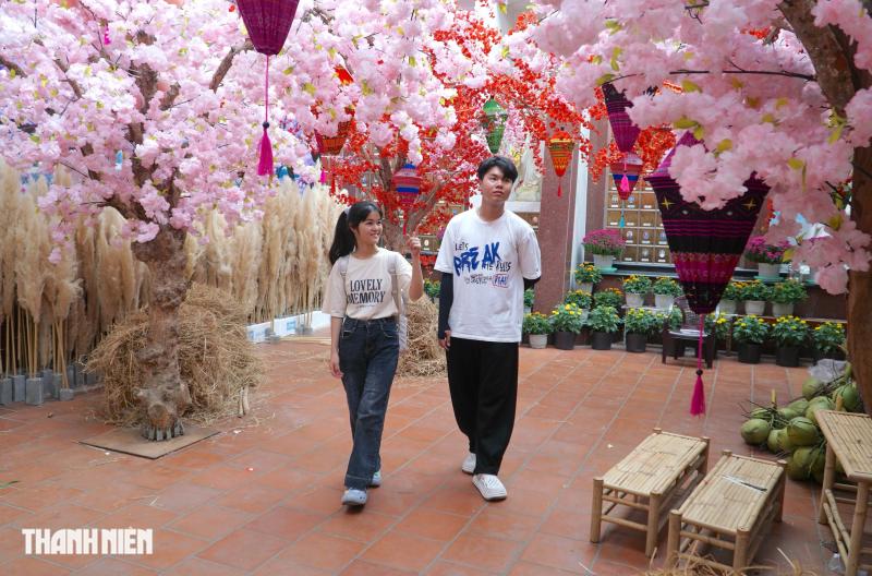 Cảnh quê yên bình trong sân nhà thờ ở TP.HCM, chuẩn bị đón Tết Bính Ngọ - Ảnh 7.