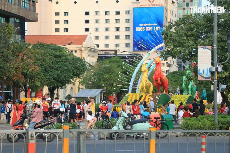 Sáng sớm mùng 1 tết: Đường phố trung tâm TP.HCM vắng xe, xuân về khắp muôn nơi  - Ảnh 13.