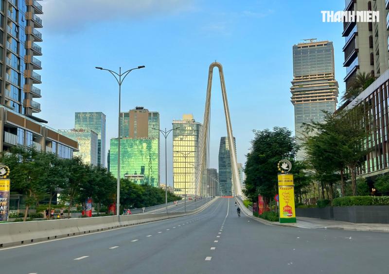 Sáng sớm mùng 1 tết: Đường phố trung tâm TP.HCM vắng xe, xuân về khắp muôn nơi  - Ảnh 2.