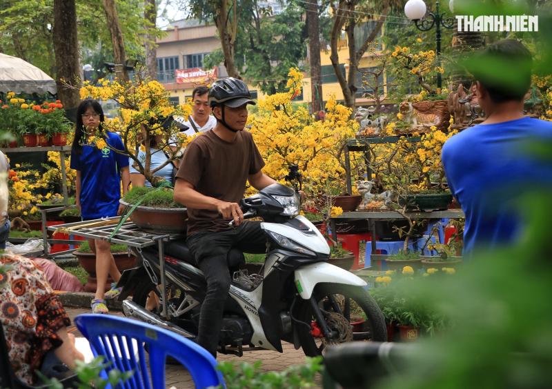 Người bán hoa tết ở TP.HCM tươi như hoa, chia sẻ bí quyết là... không nói thách! - Ảnh 2.