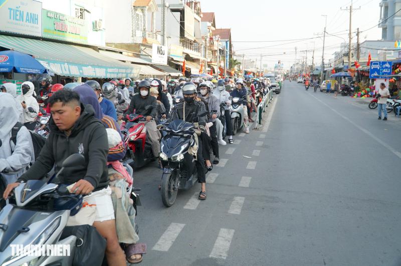 Đông nghẹt người qua phà Cát Lái vào TP.HCM trong ngày nghỉ tết cuối cùng - Ảnh 4.