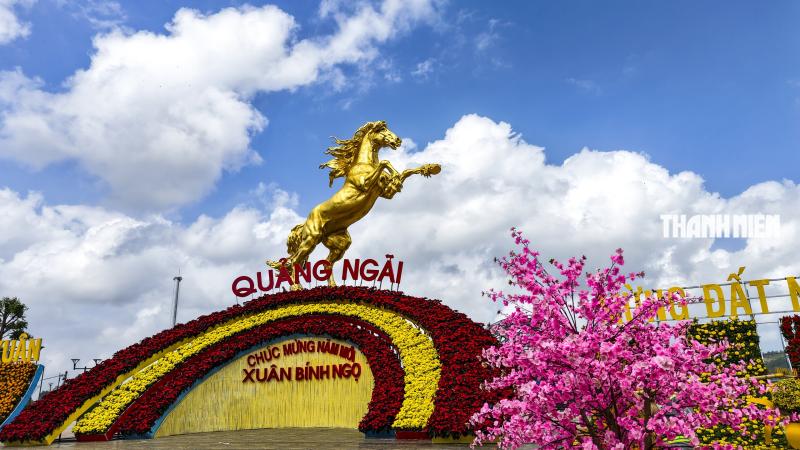 Ngựa vàng Quảng Ngãi cao 10 m 'có hồn' ở công viên Ba Tơ- Ảnh 4.