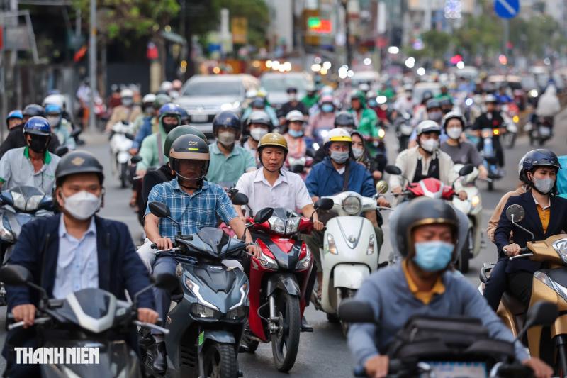 Giáp tết, người dân TP.HCM mệt mỏi vì kẹt xe - Ảnh 10.