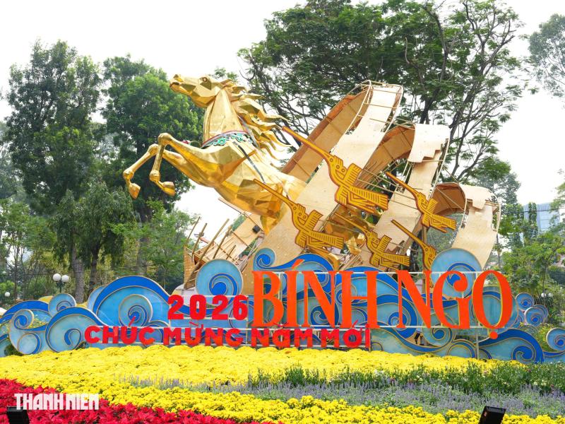 Toàn cảnh Hội hoa xuân ở trung tâm TP.HCM trước giờ khai mạc: Bên trong có gì?  - Ảnh 1.
