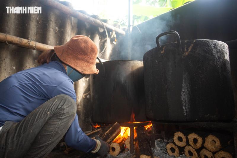 Hái rau ngót vo nếp nấu ra món bánh tét mặt trăng nức tiếng Quảng Trị - Ảnh 9.
