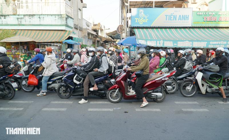 Đông nghẹt người qua phà Cát Lái vào TP.HCM trong ngày nghỉ tết cuối cùng - Ảnh 11.