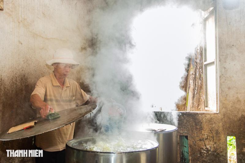 Hái rau ngót vo nếp nấu ra món bánh tét mặt trăng nức tiếng Quảng Trị - Ảnh 10.