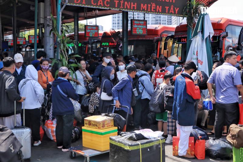 Chiều mùng 2 tết: Bất ngờ 'biển người' ở Bến xe Miền Tây - Ảnh 1.