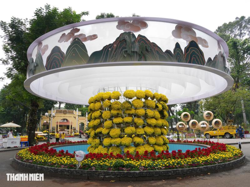 Toàn cảnh Hội hoa xuân ở trung tâm TP.HCM trước giờ khai mạc: Bên trong có gì?  - Ảnh 4.