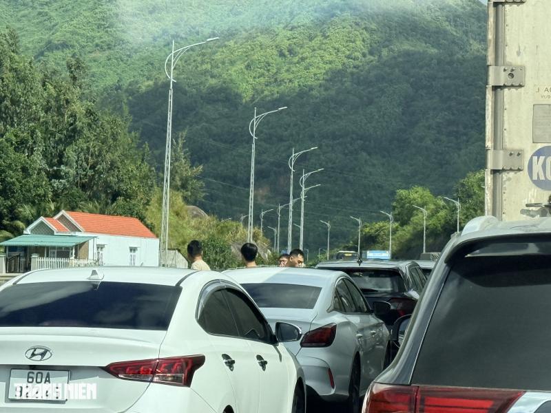 Dòng xe chôn chân trên đường chờ vào hầm Đèo Cả - Ảnh 2.