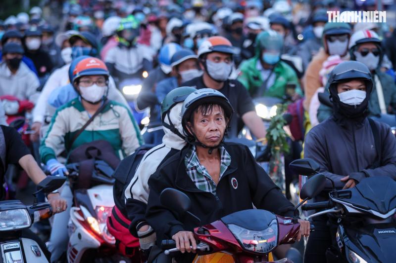 Biển người nối nhau từ TP.HCM về miền Tây chiều 26 tết, khổ vẫn về quê- Ảnh 15.