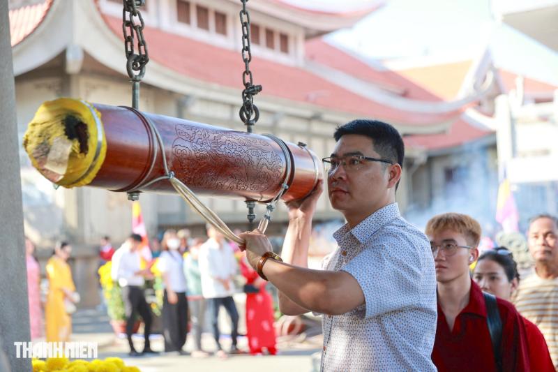 Đến chùa sáng mùng 1 Tết Bính Ngọ ở TP.HCM cầu bình an, hạnh phúc- Ảnh 7.