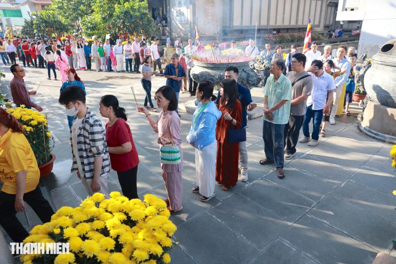 Đến chùa sáng mùng 1 Tết Bính Ngọ ở TP.HCM cầu bình an, hạnh phúc- Ảnh 5.