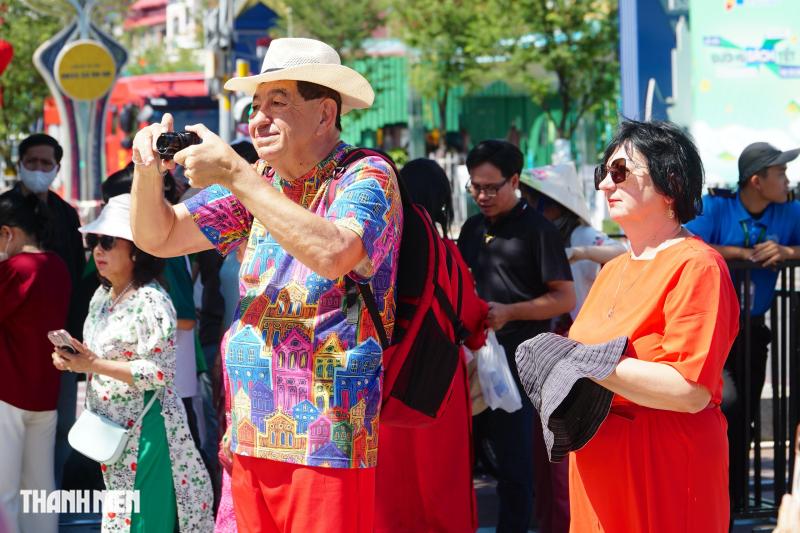 Khách Tây dạo bước đường hoa Nguyễn Huệ sáng giao thừa: ‘Ở đây có rất nhiều hoa’ - Ảnh 10.