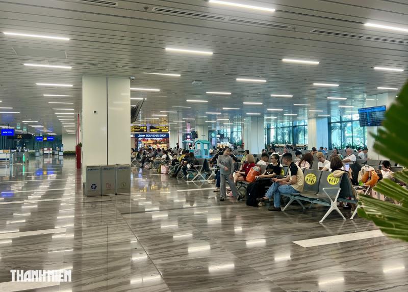 Nhà ga T3 sân bay Tân Sơn Nhất thoáng đãng, khách thong thả lên máy bay trước giao thừa- Ảnh 8.