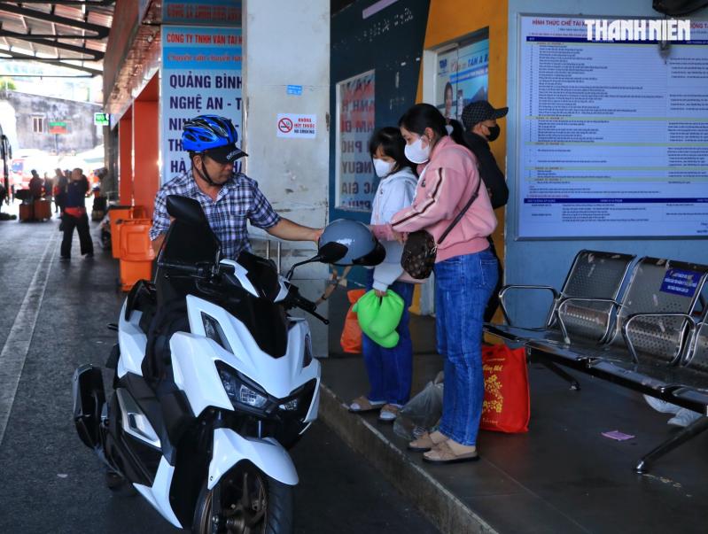 Mùng 2 tết: Bến xe Miền Tây nhiều người lỉnh kỉnh quà quê trở lại TP.HCM sớm - Ảnh 9.