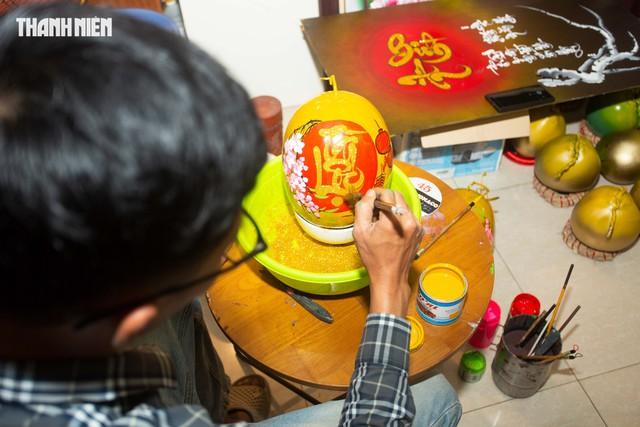 'Vẽ tết' lên trái dừa, kỹ sư trẻ ở Quảng Trị khoe tài, kiếm thêm tiền triệu- Ảnh 6.