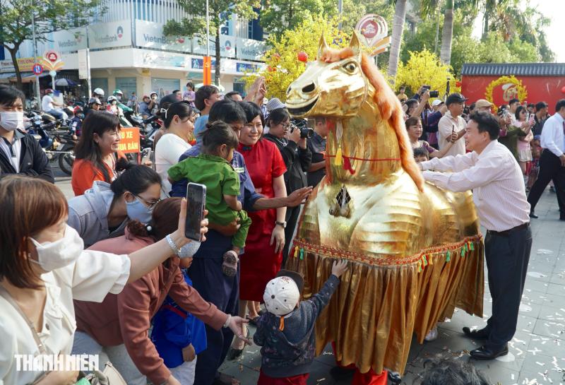 Lễ Kỳ Yên chợ Bình Tây: Màn múa ngựa lạ mắt thu hút người xem - Ảnh 7.