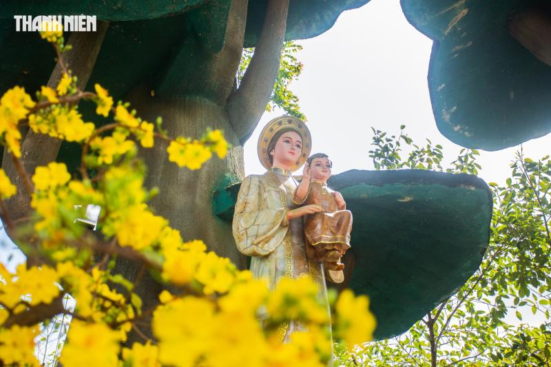 La Vang rực vàng hoa xuân đón dòng người khắp nơi về cầu bình an năm mới- Ảnh 2.
