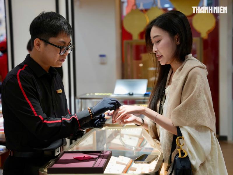 Chen chân mua vàng cầu may, tiệm vàng tại TP.HCM 'nghẹt thở' ngày vía Thần tài- Ảnh 12.