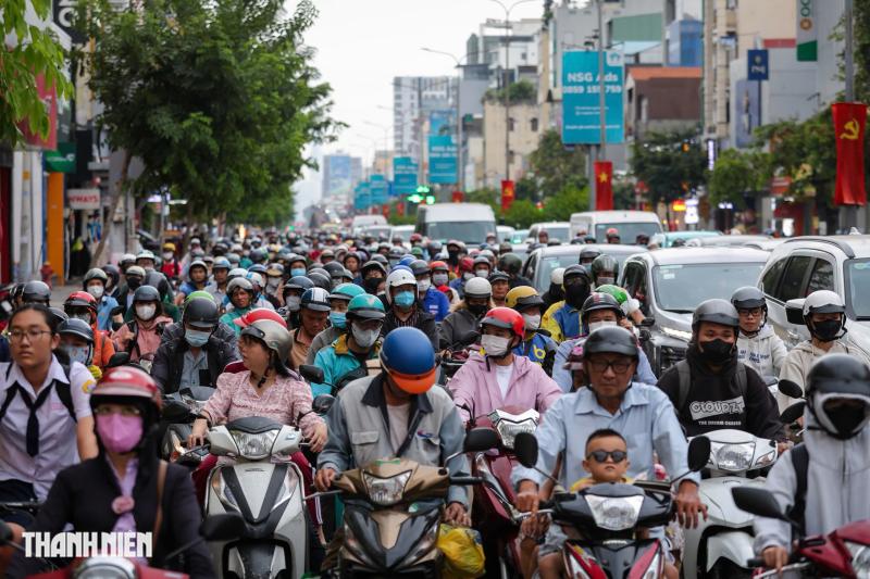 Cửa ngõ sân bay Tân Sơn Nhất giáp tết: Kẹt xe 'ngộp thở' đường Cộng Hòa, Trường Chinh- Ảnh 2.