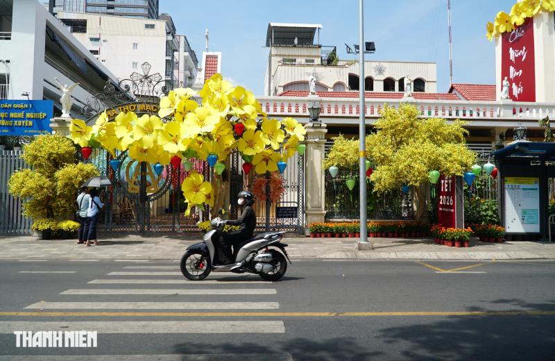 Cảnh quê yên bình trong sân nhà thờ ở TP.HCM, chuẩn bị đón Tết Bính Ngọ - Ảnh 1.