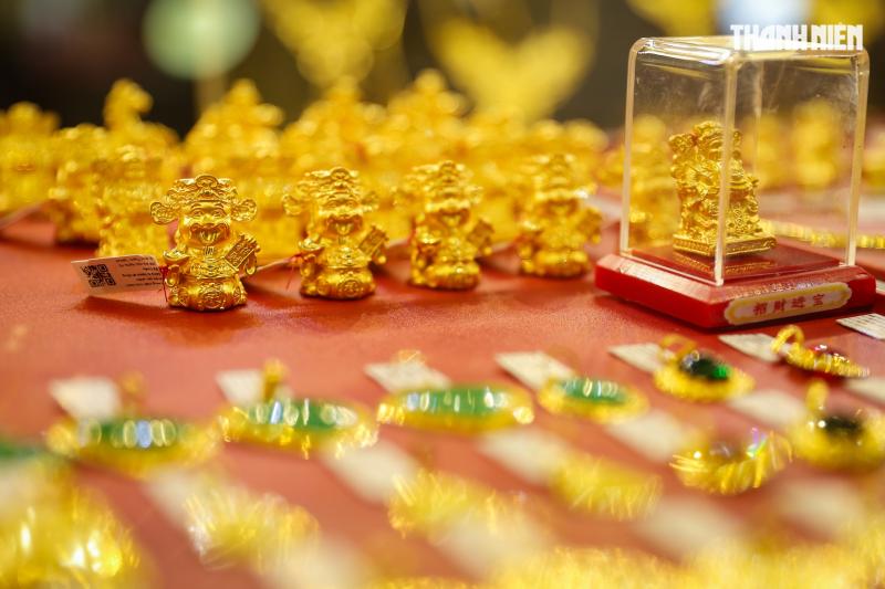 Chen chân mua vàng cầu may, tiệm vàng tại TP.HCM 'nghẹt thở' ngày vía Thần tài- Ảnh 11.