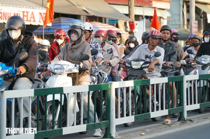 Đông nghẹt người qua phà Cát Lái vào TP.HCM trong ngày nghỉ tết cuối cùng - Ảnh 5.