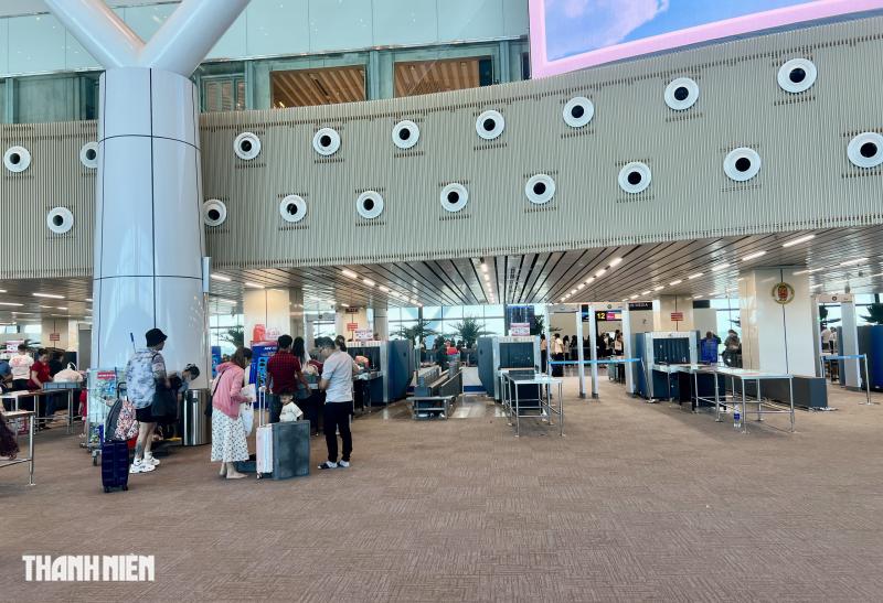 Nhà ga T3 sân bay Tân Sơn Nhất thoáng đãng, khách thong thả lên máy bay trước giao thừa- Ảnh 5.