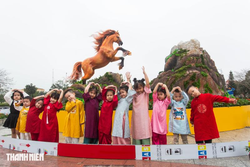 'Bộ sưu tập' linh vật ngựa của nghệ nhân Đinh Văn Tâm tại quê nhà Quảng Trị - Ảnh 2.