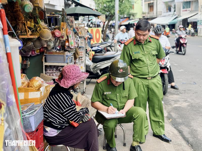 TP.HCM xử lý lấn chiếm vỉa hè: 'Mình dọn, người khác bày thì sao bán?'  - Ảnh 3.