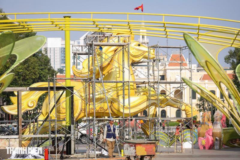 Ngựa vàng oai phong trên đường hoa Nguyễn Huệ, linh vật tết 2026 gây choáng ngợp - Ảnh 3.