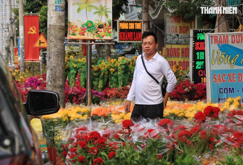 27 tết: Hoa cúc chất đống nằm la liệt ở TP.HCM, người bán nói câu nghẹn lòng  - Ảnh 8.