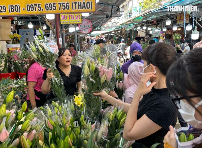 Giữa trưa 28 tết: Bất ngờ ở chợ hoa lớn nhất TP.HCM - Ảnh 6.