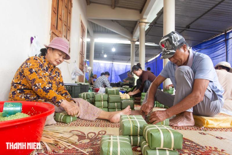 Hái rau ngót vo nếp nấu ra món bánh tét mặt trăng nức tiếng Quảng Trị - Ảnh 6.