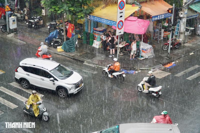 Trưa nay tại TP.HCM mưa to bất ngờ giữa trời nắng - Ảnh 1.