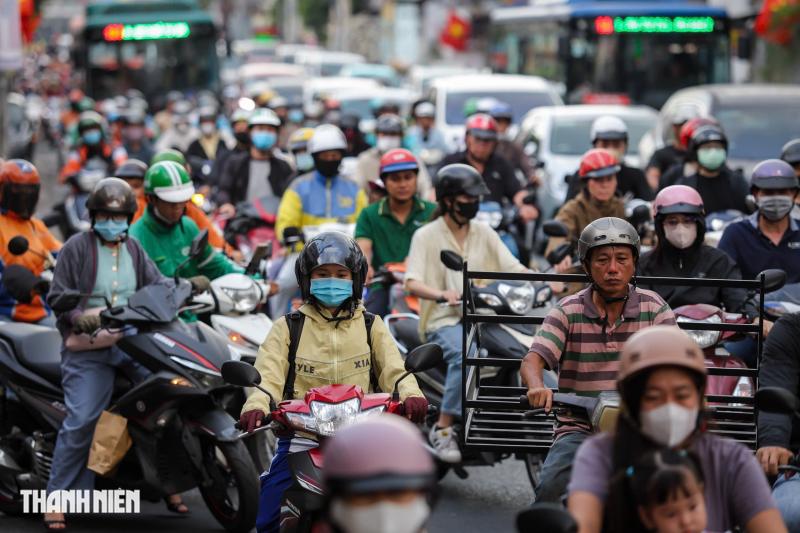 Giáp tết, người dân TP.HCM mệt mỏi vì kẹt xe - Ảnh 3.