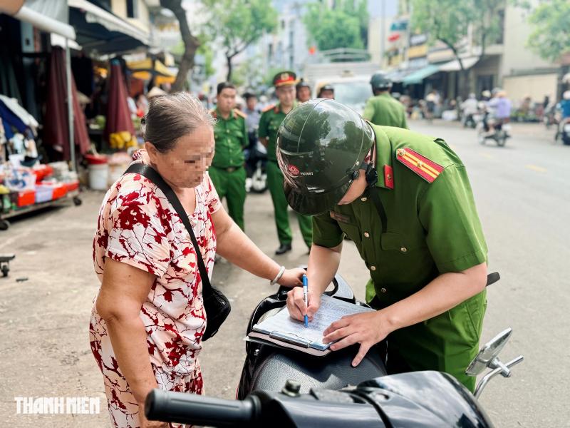 TP.HCM xử lý lấn chiếm vỉa hè: 'Mình dọn, người khác bày thì sao bán?'  - Ảnh 7.