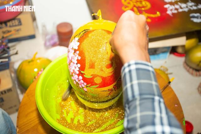 'Vẽ tết' lên trái dừa, kỹ sư trẻ ở Quảng Trị khoe tài, kiếm thêm tiền triệu- Ảnh 5.