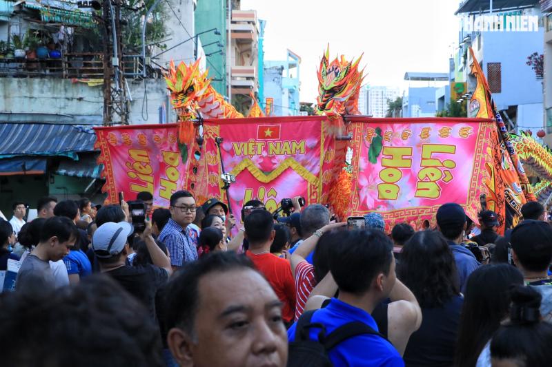Tối nay 28.2, 'biển người' đổ về đường Hà Tôn Quyền TP.HCM chơi Lễ hội Nguyên tiêu - Ảnh 5.