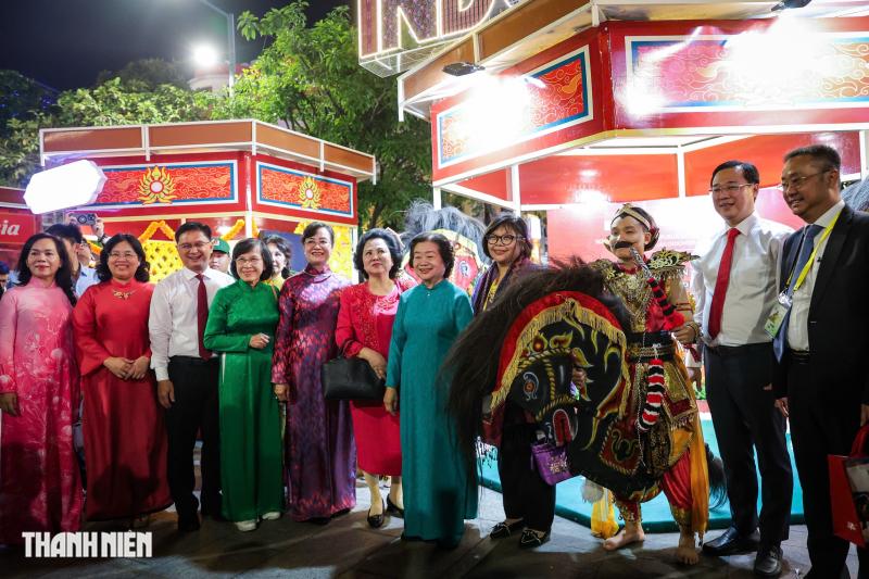 Chính thức khai mạc đường hoa Nguyễn Huệ Tết Bính Ngọ 2026 - Ảnh 6.