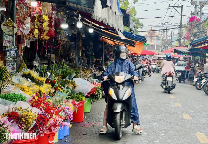 Cảnh lạ 24 tháng Chạp , người dân TP . HCM đội mưa đi chợ tết - Ảnh 3.