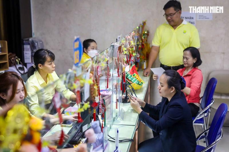 Chen chân mua vàng cầu may, tiệm vàng tại TP.HCM 'nghẹt thở' ngày vía Thần tài- Ảnh 17.