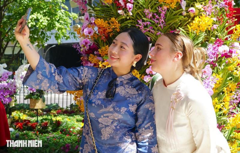 Khách Tây dạo bước đường hoa Nguyễn Huệ sáng giao thừa: ‘Ở đây có rất nhiều hoa’ - Ảnh 8.