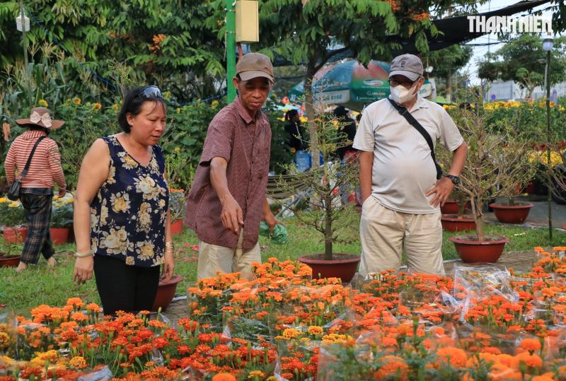 Chiều 27 tết, chợ hoa tết TP.HCM người bán cười tươi: 'Sắp hết! Sắp về nhà rồi!' - Ảnh 6.