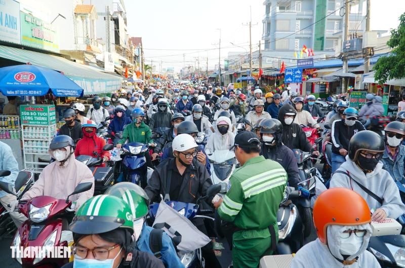 Đông nghẹt người qua phà Cát Lái vào TP.HCM trong ngày nghỉ tết cuối cùng - Ảnh 2.